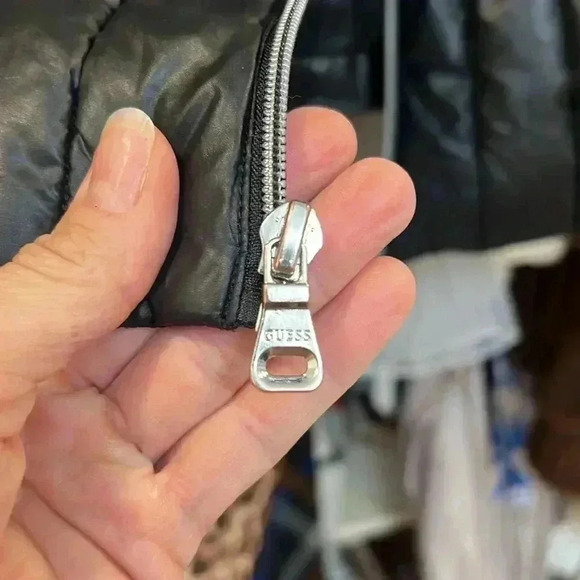 Guess black puffer coat size large. In excellent condition! - Picture 13 of 13